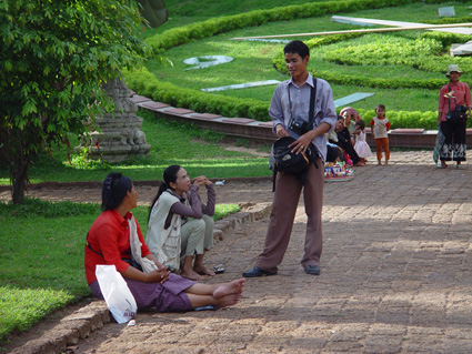 Im Hintergrund die grte Uhr in Kambodscha befindet sich vor dem Pagodenhgel von Wat Phnom, in Phnom Penh