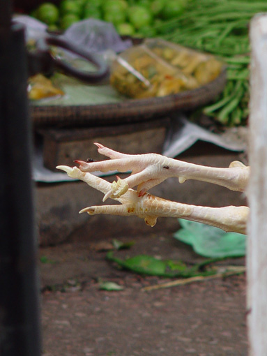 ein kurzer Blick im Vorübergehen auf Hühnerbeine - gesehen auf dem Markt in Batambang - letzte Woche 