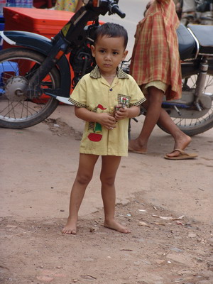 Dies ist einer unserer kleinsten nachbarn in der Straße 380 in Phnom Penh - Kambodscha