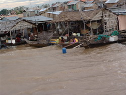 Nahe Phnom Penh ist der Mekong zu Hause für Menschen die in der Regenzeit auf seinen Wassern leben.