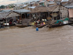 Nahe Phnom Penh ist der Mekong zu Hause fr Menschen die in der Regenzeit auf seinen Wassern leben.