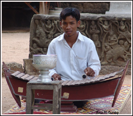 Musiker vor Ta Phrom Tempel musiziert auf einem kambodschanischen Xylophon