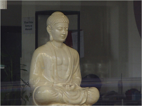 Buddha im Schaufenster