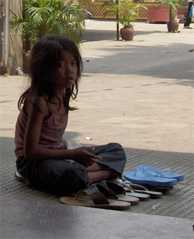 Mädchen am Wat Lanka in Phnom Penh