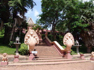 Seitenaufgang zum Wat auf dem Hügel (= Phnom)